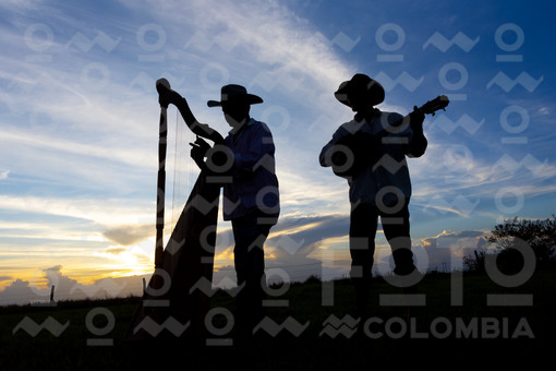 Músicos llaneros al atardecer,Arauca / Plainsman musicians at sunset, Arauca