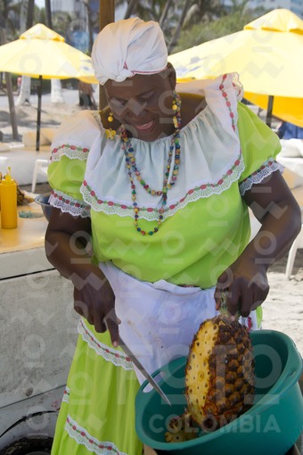 Palenquera cortando piña 2