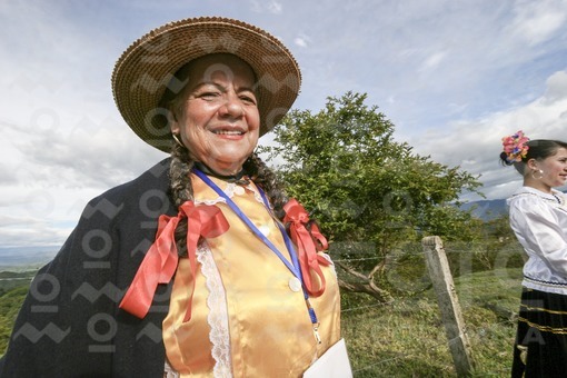 Mujer traje típico,Festival Nacional del Moño,Jesús María,Santander / Woman in traditional dress,National Bun Festival,Landscape,Jesús María,Santander