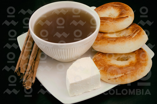 Pandequesos con aguapanela,queso y canela / Pandequesos with aguapanela, cheese and cinnamon