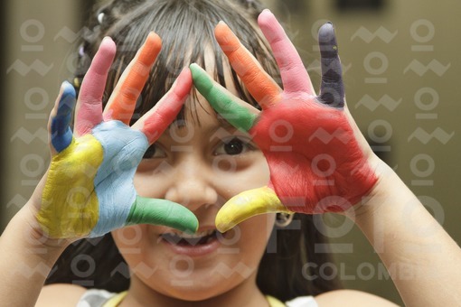 Niña con manos pintadas / Girl with painted hands