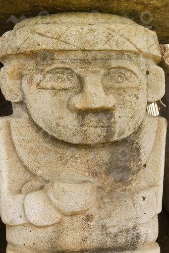Escultura Mujer con Cuenco, San Agustín
