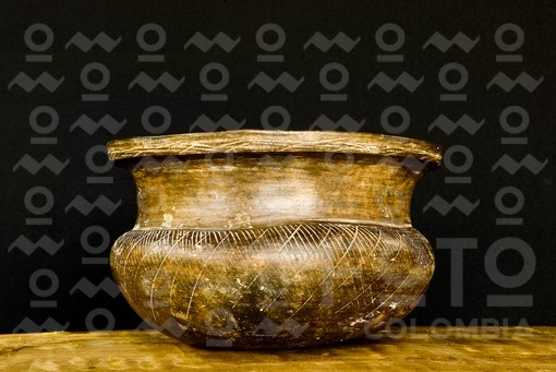 Vasija Precolombina Marron-Inciso,Antioquia