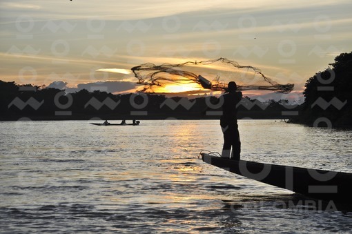 Pescador al atardecer en el río Arauca / Fisherman at sunset on the river Arauca