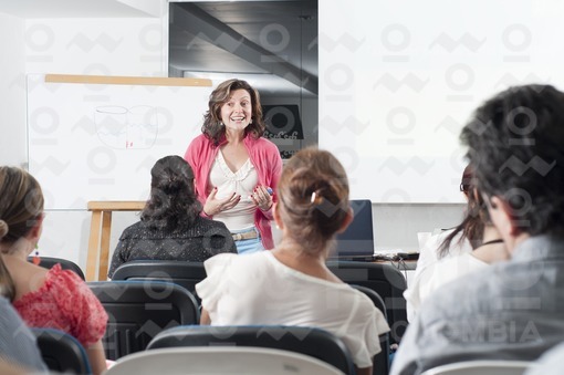 Mujer dando una conferencia / Woman giving a conference