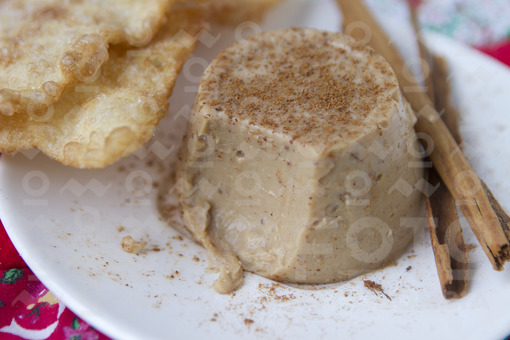 Natilla,hojuelas y buñuelos / Custard,flakes and fritters